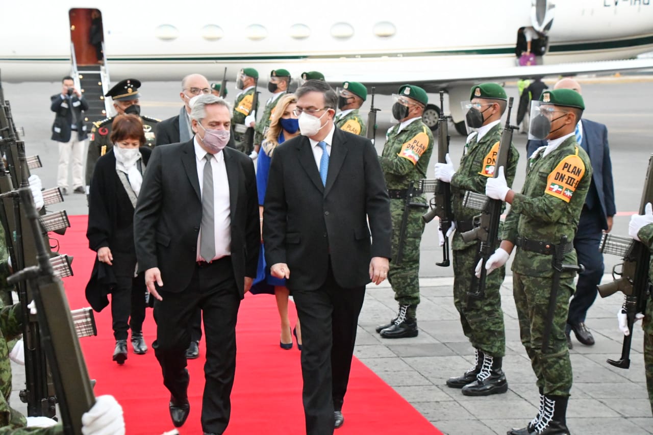 Presidente argentino llega a México en visita oficial