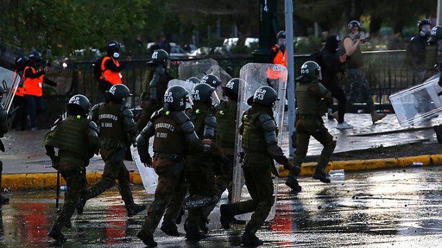 Joven lanzado por carabinero al río Mapocho: «Sentí un empujón que me levantó y choqué con la baranda poniente del puente Pío Nono»