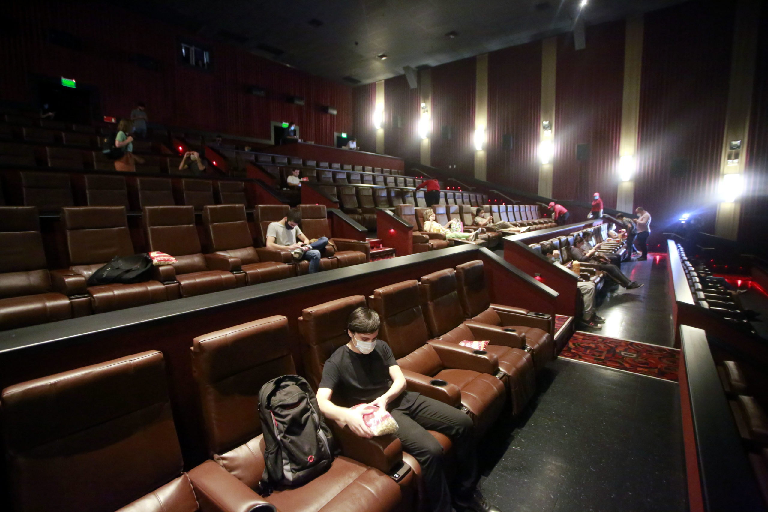 Con aforo limitado, horarios diferidos y butacas separadas abrieron la salas de cine en Chile