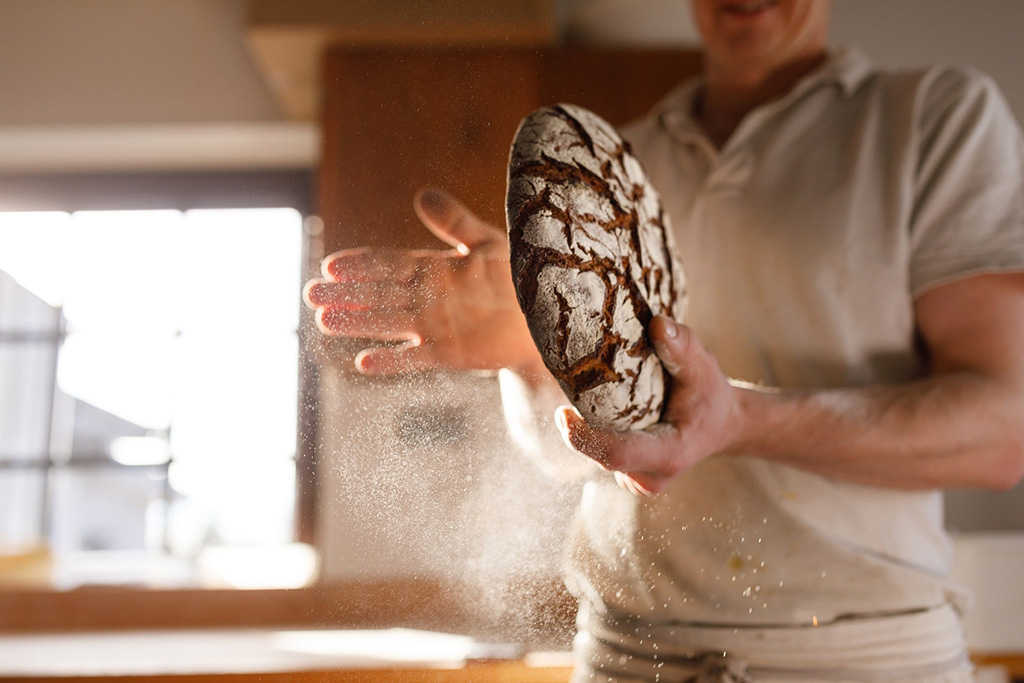 ¿En riesgo la producción del popular baguette?: En Francia hacen falta unos 3 mil panaderos