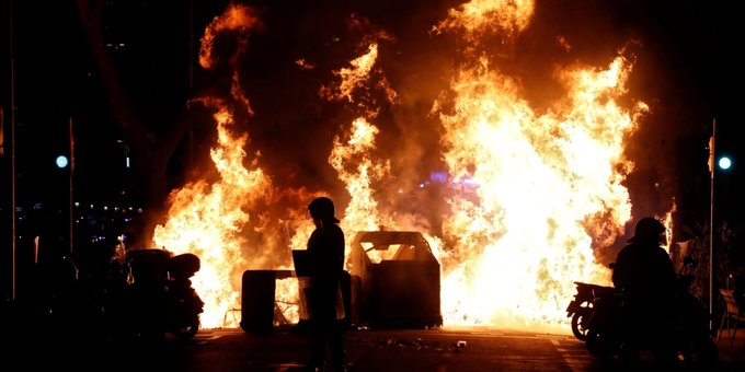 Arresto del rapero Hasel: Autoridades catalanas dicen que los disturbios en Barcelona son por grupos organizados