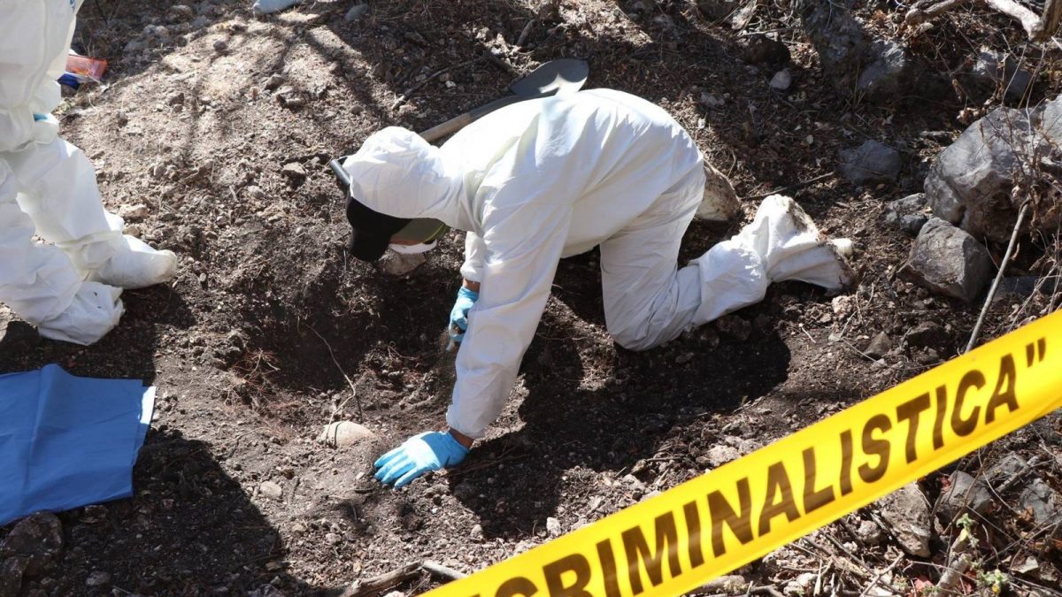 Descubren 18 bolsas con presuntos restos humanos en México