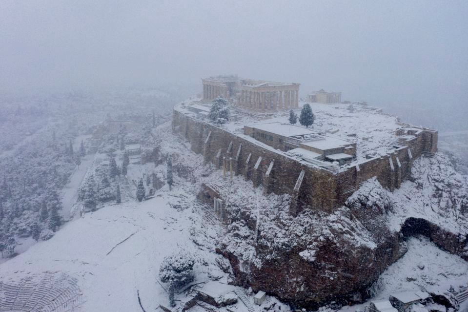 Inusitada nevada dejó a la Acrópólis de Atenas bajo un manto blanco