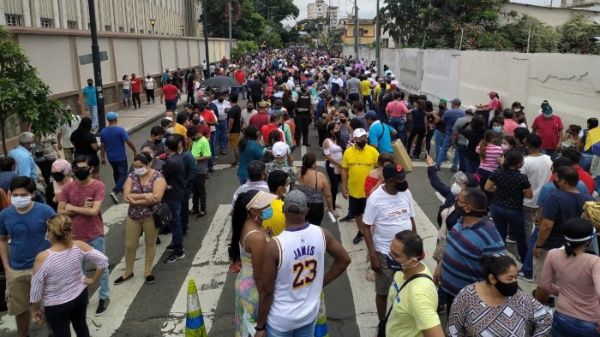 Se registran largas filas de votantes durante elecciones generales en Ecuador