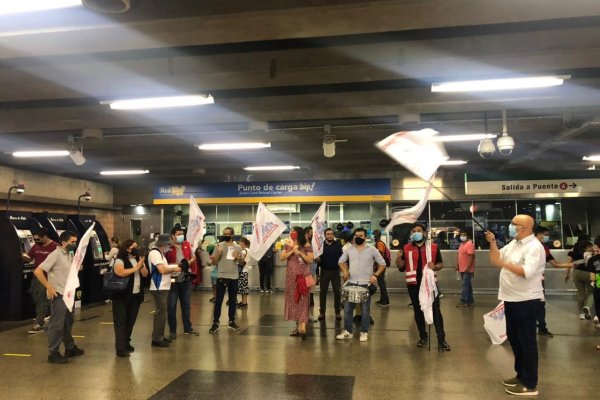 Trabajadores de Metro protestaron para denunciar más de 400 despidos de cajeros y cajeras