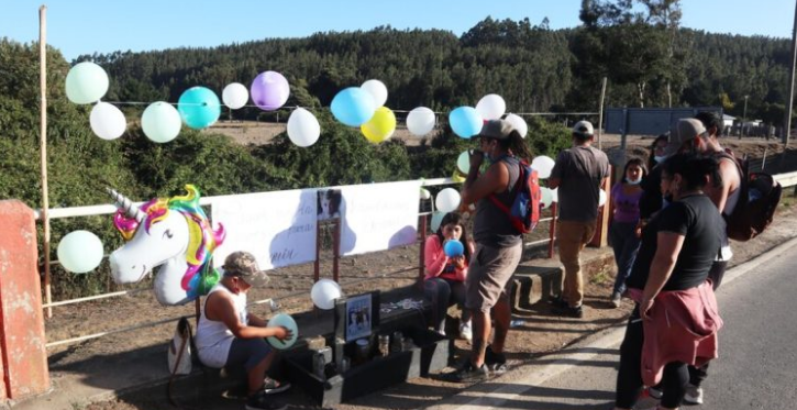 Globos y juguetes adornan el puente El Molino en Arauco  para recordar a Tomás Bravo
