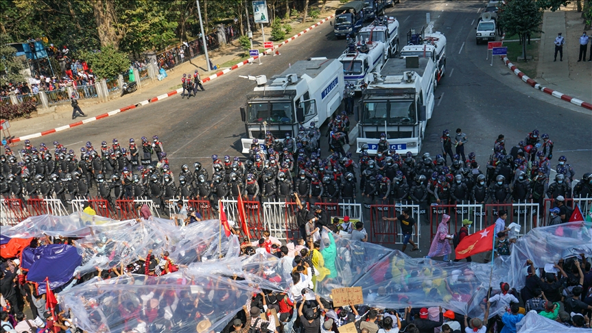 Manifestantes retan a la junta militar de Myanmar poblando sus calles contra el gobierno de facto