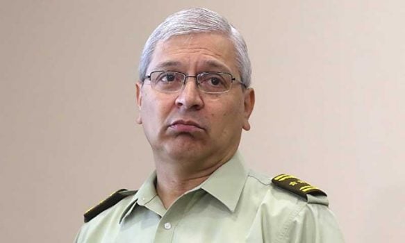 General director de Carabineros Ricardo Yáñez afirma que atentado de pistoleros contra marcha del 1 de mayo fue un «enfrentamiento»: En las redes exigen su destitución inmediata