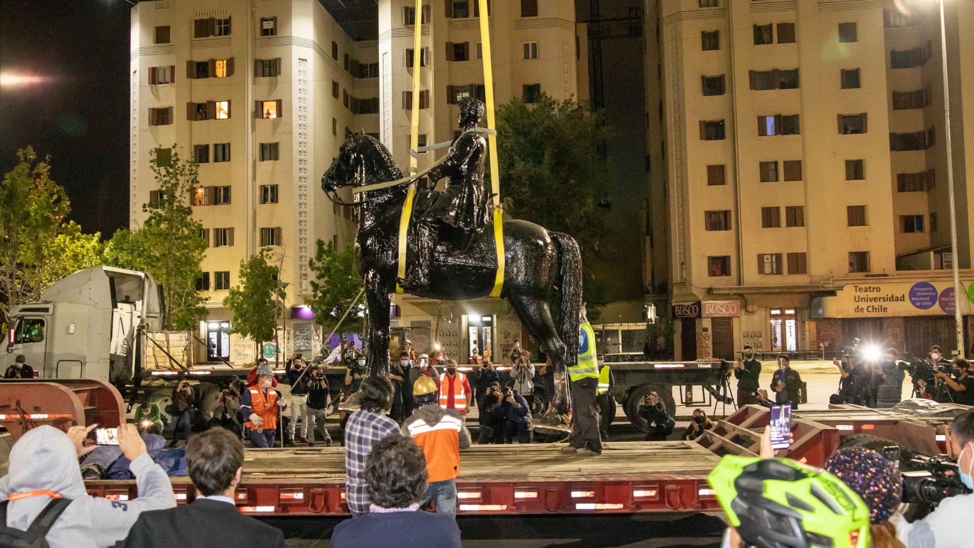 Estatua de Baquedano es retirada temporalmente