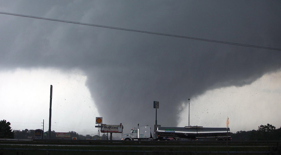 Un dron registra impresionantes imágenes tras destrucción ocasionada por 20 tornados en Alabama
