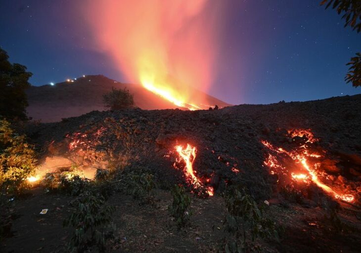 Lava del volcán Pacaya comenzó a consumir construcciones cercanas