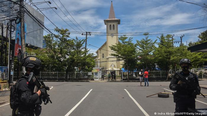 Motociclistas suicidas atacan iglesia católica en Indonesia y dejan al menos 20 heridos