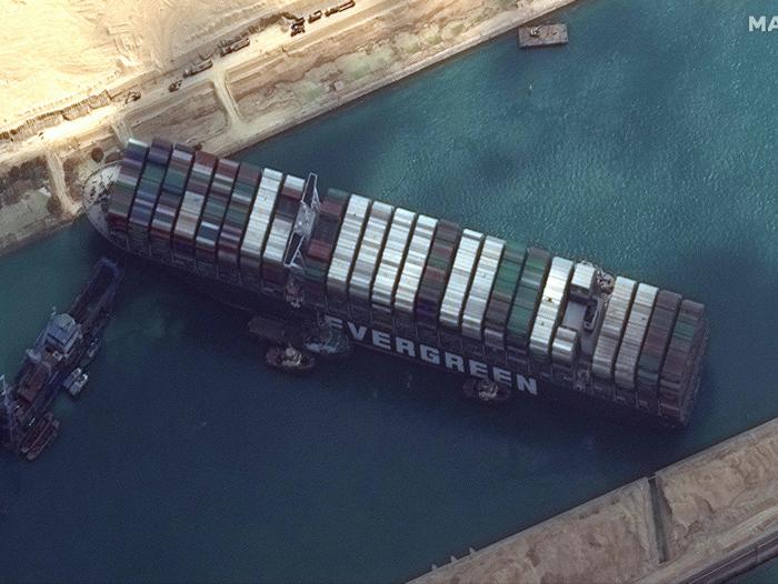 Infructuosos los esfuerzos por remover megabuque atrapado en el Canal de Suez