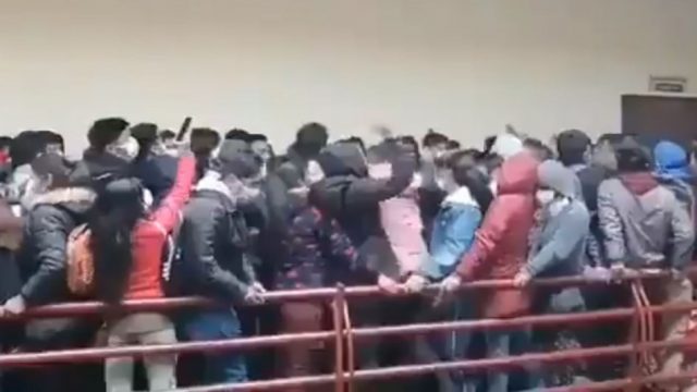 Conmoción en Bolivia: mueren al menos 5 estudiantes por colapso de baranda