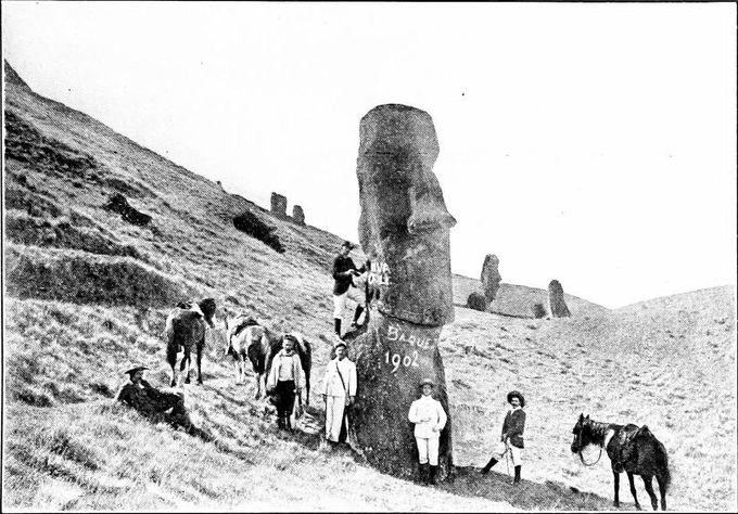 La polémica imagen histórica de soldados chilenos vandalizando patrimonio Rapa Nui rayando un Moai con la palabra “Baquedano”