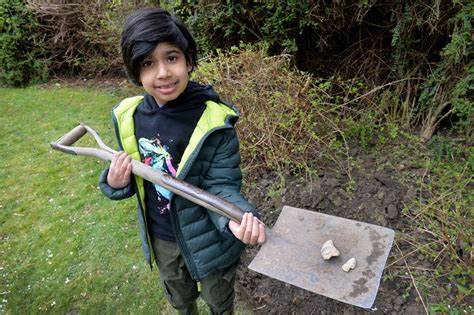 (Video) Niño descubrió un fósil de millones de años mientras buscaba gusanos en su jardín