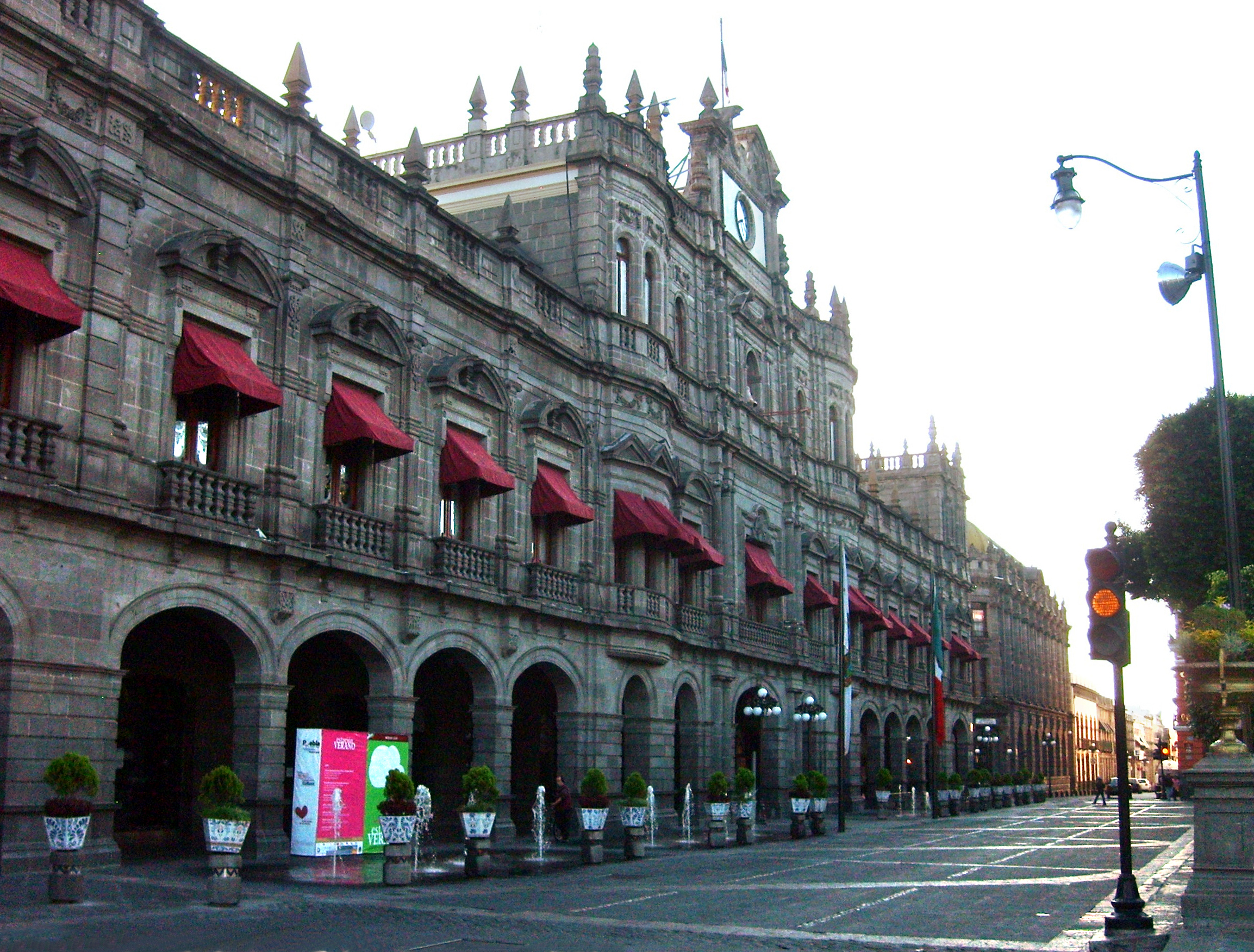 Ayuntamiento de Puebla revoca las 100 bases otorgadas por Claudia Rivera