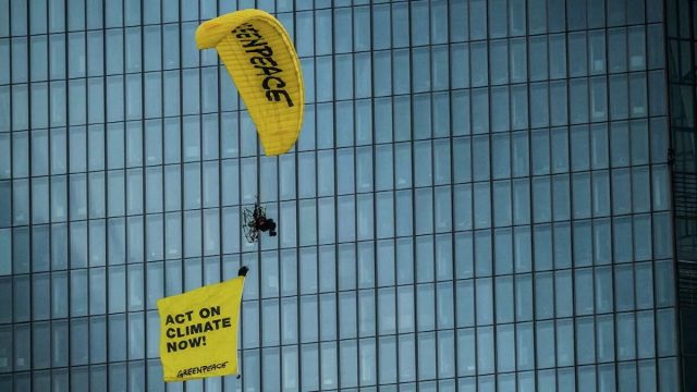 Activistas protestan contra el Banco Central Europeo por financiar empresas contaminantes