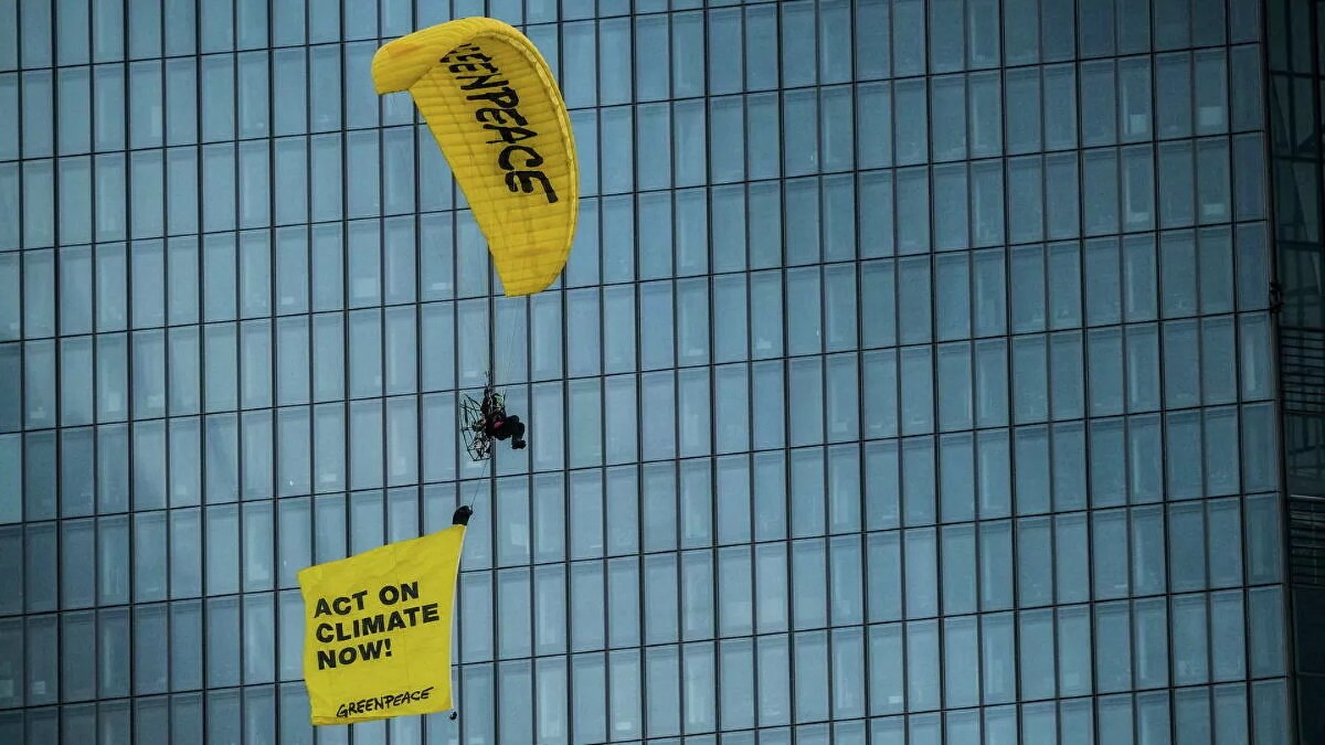 Activistas protestan contra el Banco Central Europeo por financiar empresas contaminantes