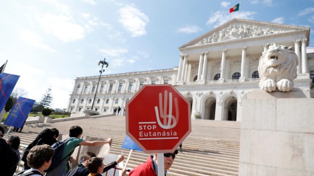 Tribunal Constitucional de Portugal deroga ley de eutanasia