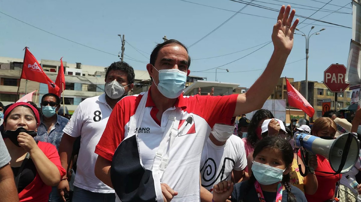 Candidato xenófobo que propone expulsar venezolanos de Perú lidera las encuestas presidenciales