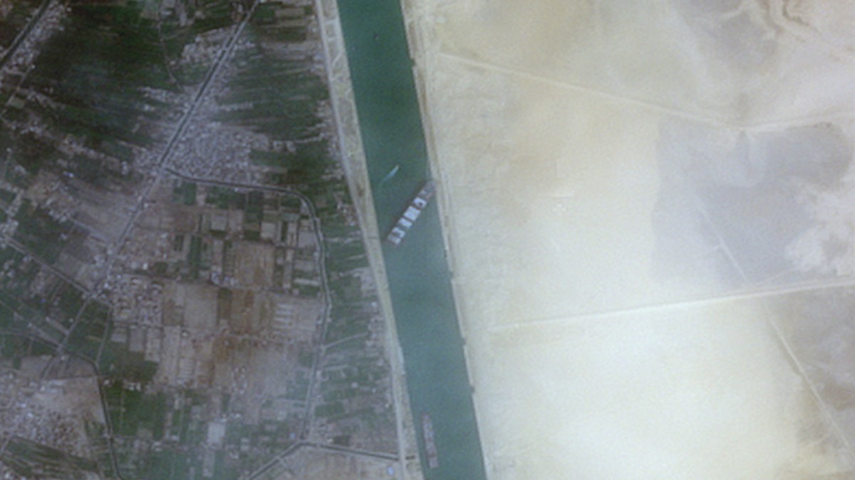 Suspenden navegación en el canal de Suez tras encallar un buque carguero