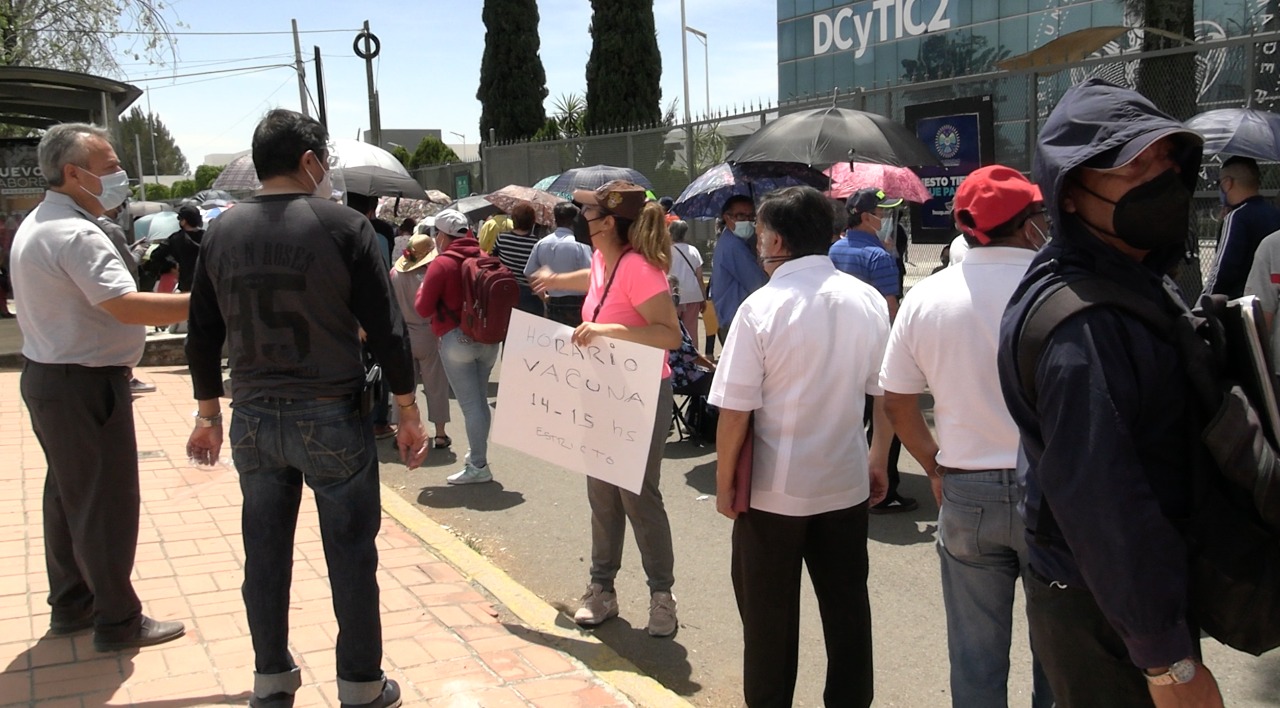 Entre el calor y las aglomeraciones, inicia la vacunación en Puebla