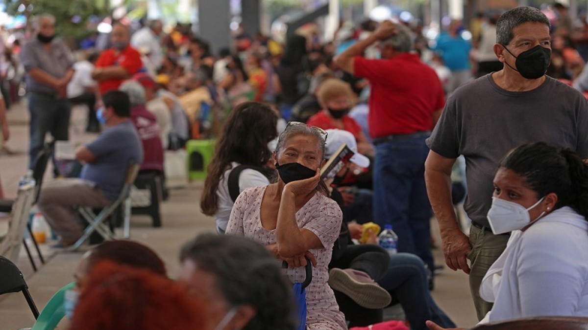 Detienen a cinco funcionarios en Jalisco por colear a familiares en la jornada de vacunación
