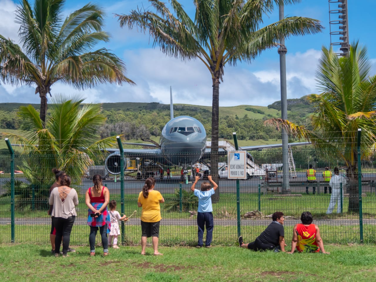 RAPA NUI: Aterrizaje de avión militar dejó una persona herida y afectó manifestación de mujeres. Dirigentas acusan intencionalidad de la FACH