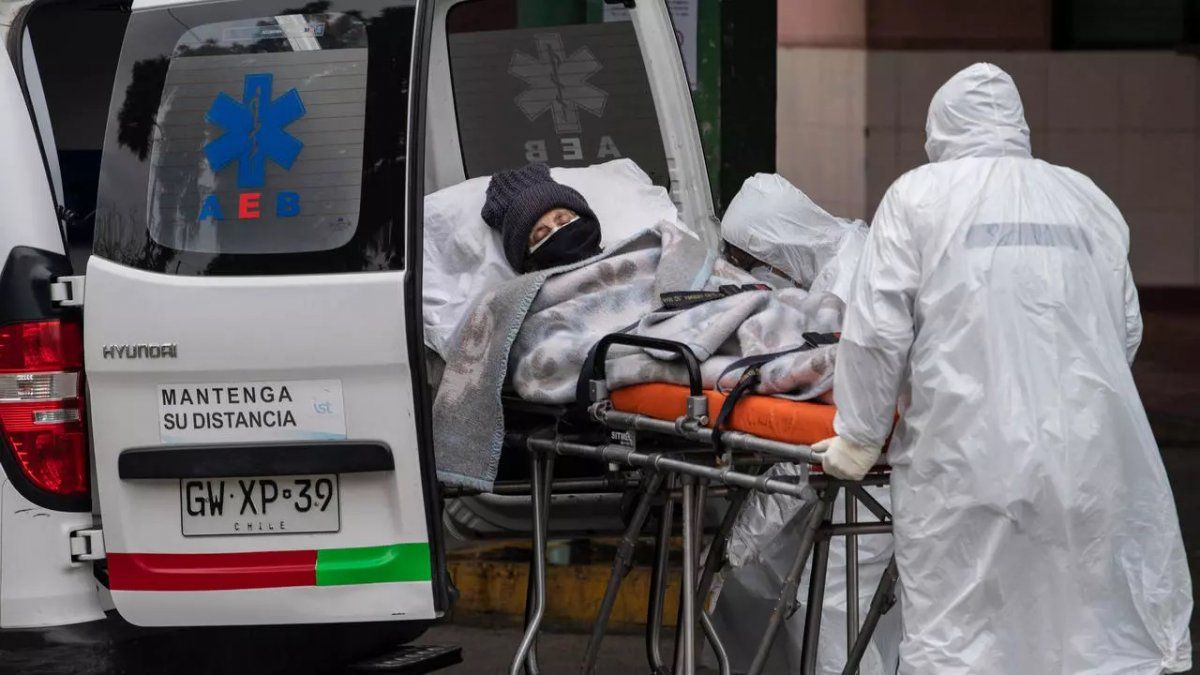 Cómo es la cepa brasileña del Covid-19 y por qué provoca tanta alerta, justo cuando la pandemia golpea con más fuerza a Chile