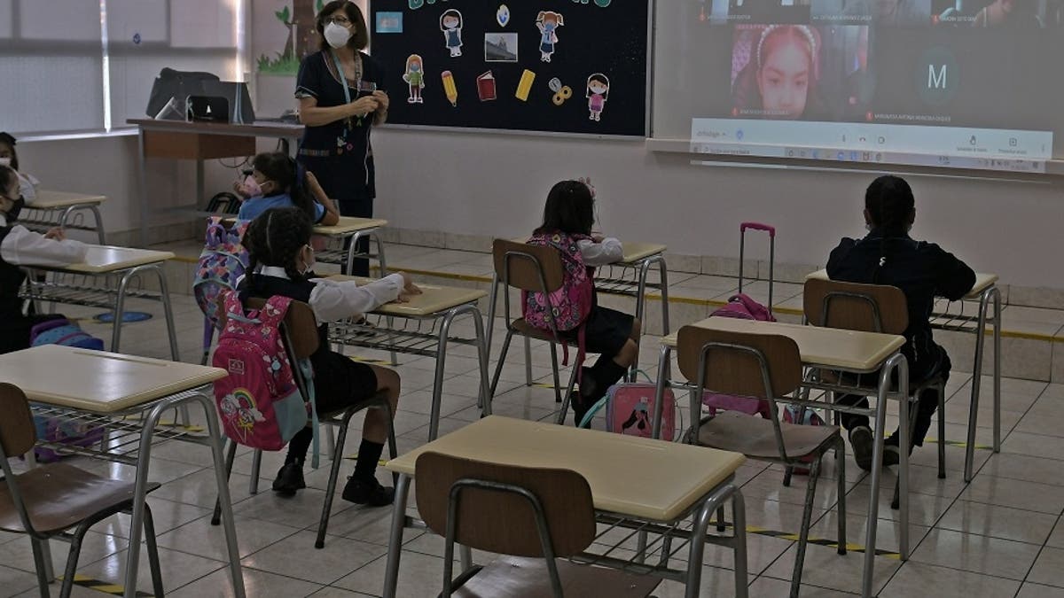 niños en clases presenciales