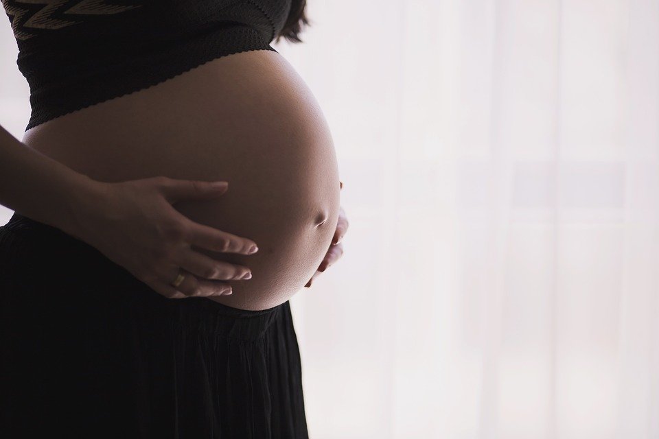 Hallan en embarazadas y neonatos más de 40 sustancias químicas de origen desconocido