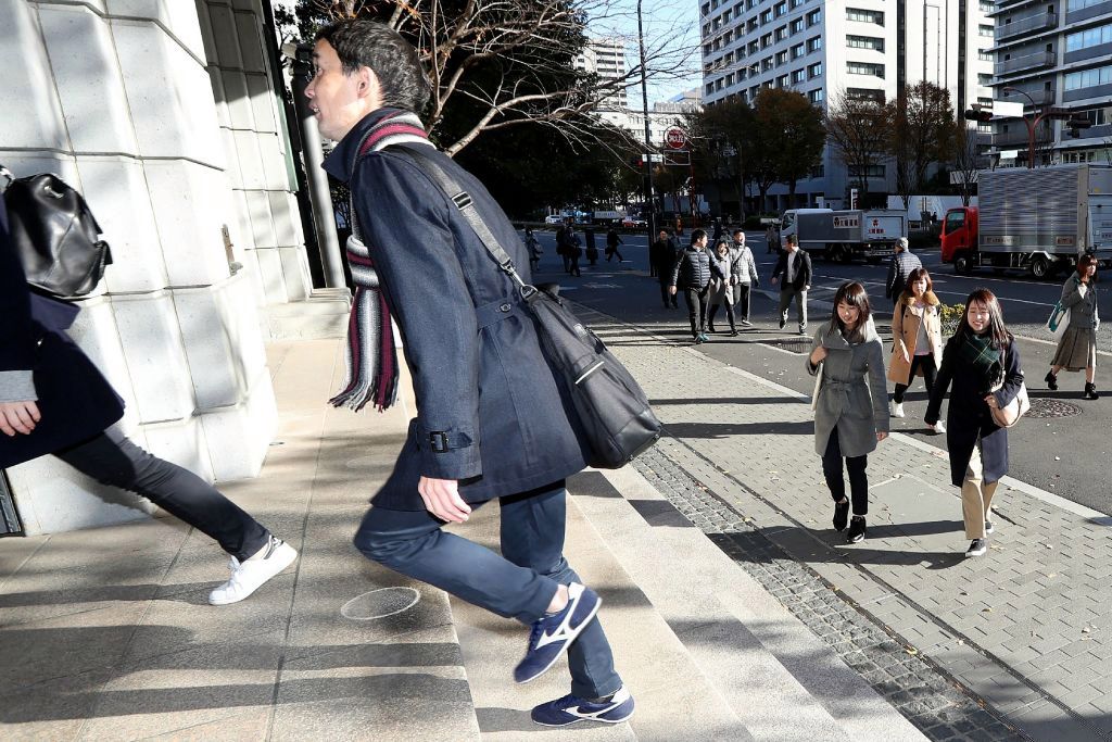 Por salir de la oficina dos minutos antes: Sancionan a trabajadores en Japón