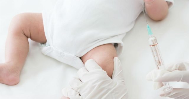 Bebé de seis meses es vacunada por error contra el COVID-19