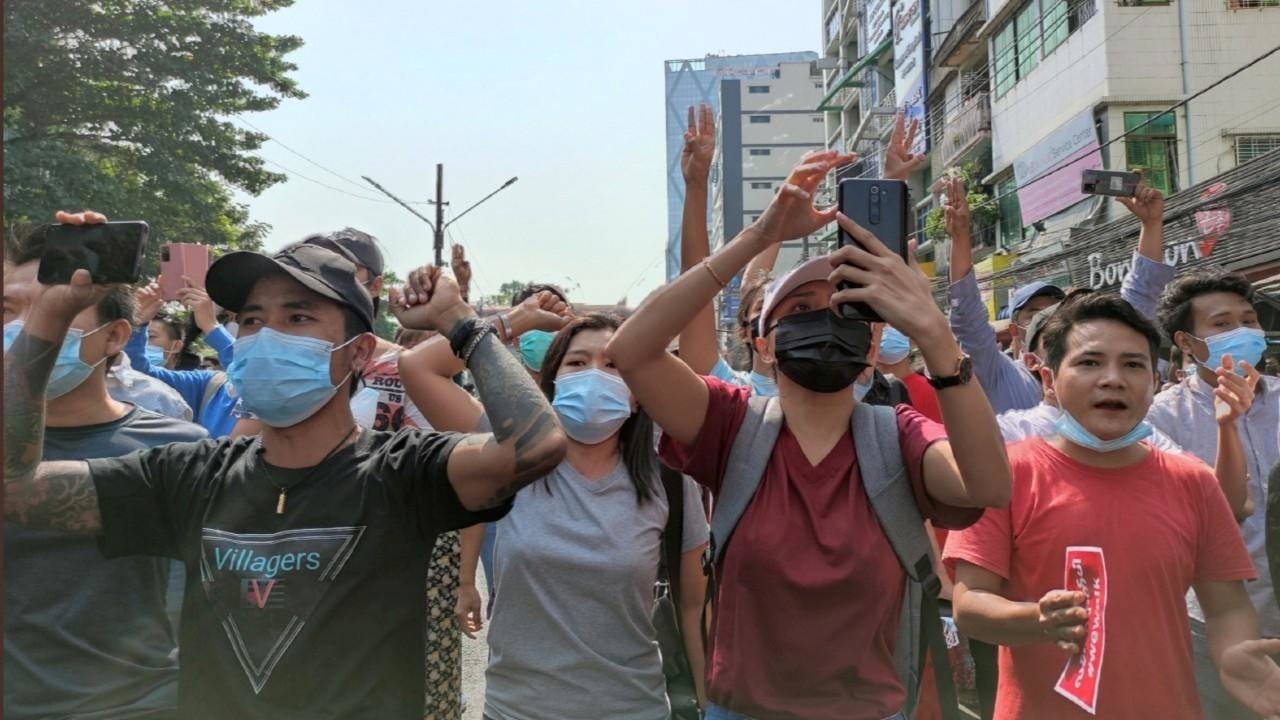 Manifestantes se mantienen en calles de Birmania a pesar de la represión a las protestas contra el golpe de Estado