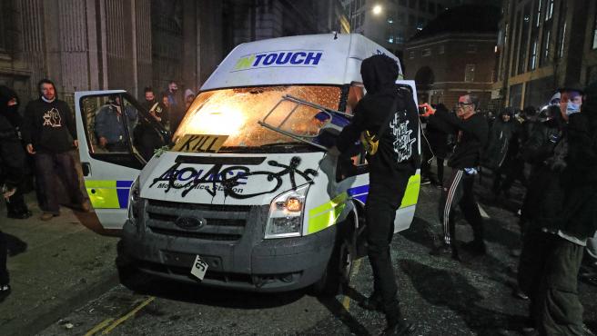 Disturbios en Inglaterra dejan varios agentes heridos y vehículos policiales en llamas