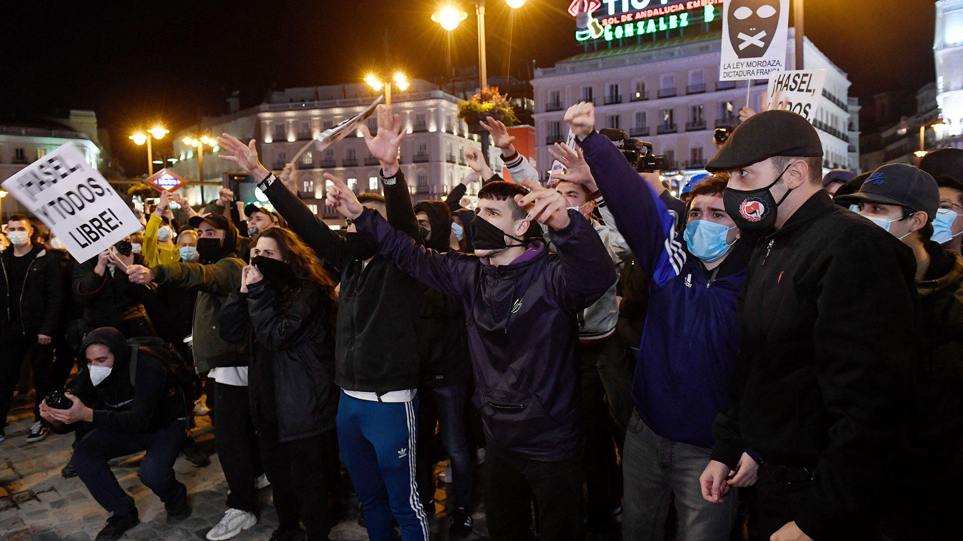 Barcelona: Realizan marcha para exigir libertad de detenidos en protestas a favor del rapero Pablo Hasél