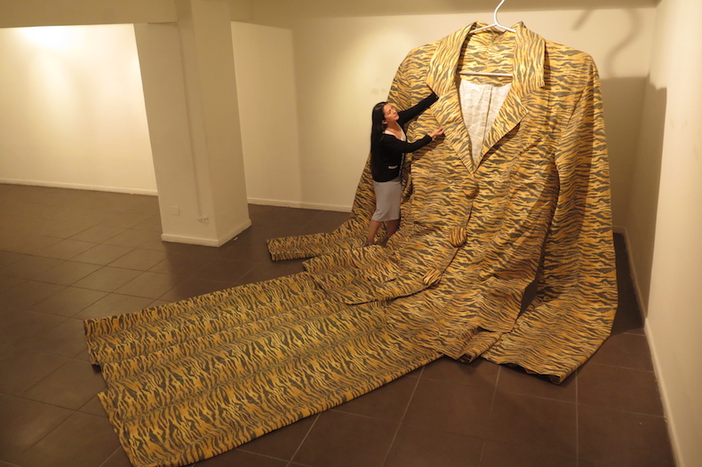 Matucana 100 exhibirá los jumpers y delantales gigantes de la artista Ximena Zomosa