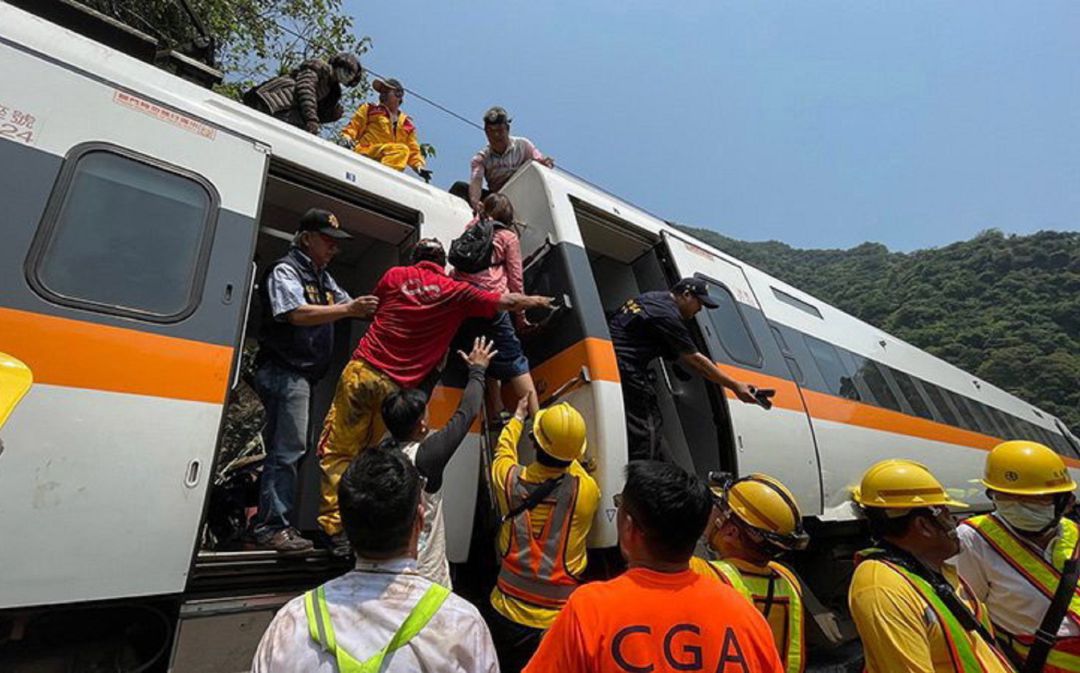 50 muertos y más de 70 heridos al descarrilarse tren en Taiwan