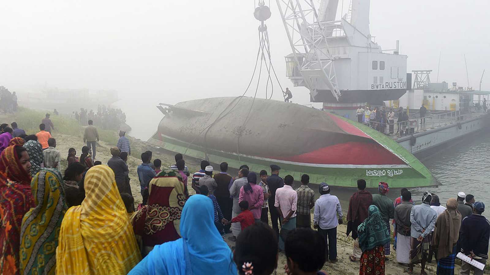 Hundimiento de una embarcación provocó 27 muertos en Bangladés