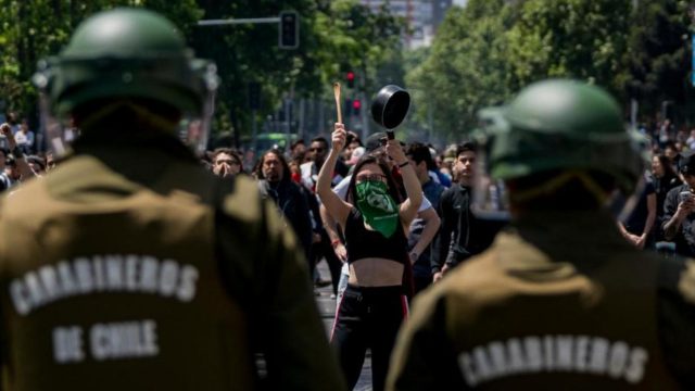 Fotógrafa denuncia brutal golpiza y amenazas de violación al grito de «lesbiana asquerosa» por parte de Carabineros en Valparaíso