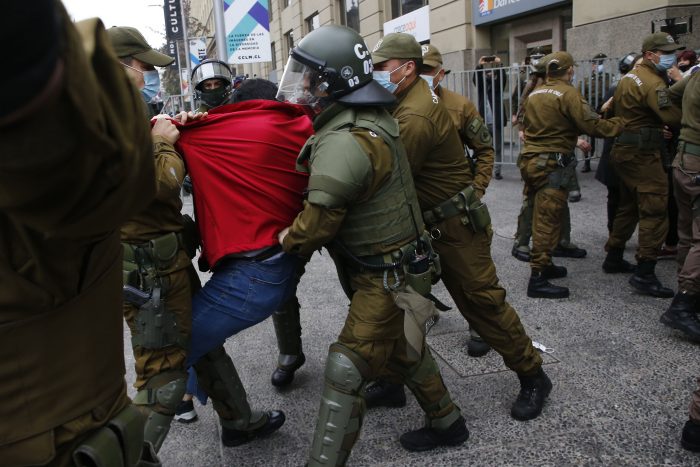 «No habíamos hecho nada»: Carabineros reprime y detiene a dirigentes de la CUT cuando intentaban llevarle carta a Piñera