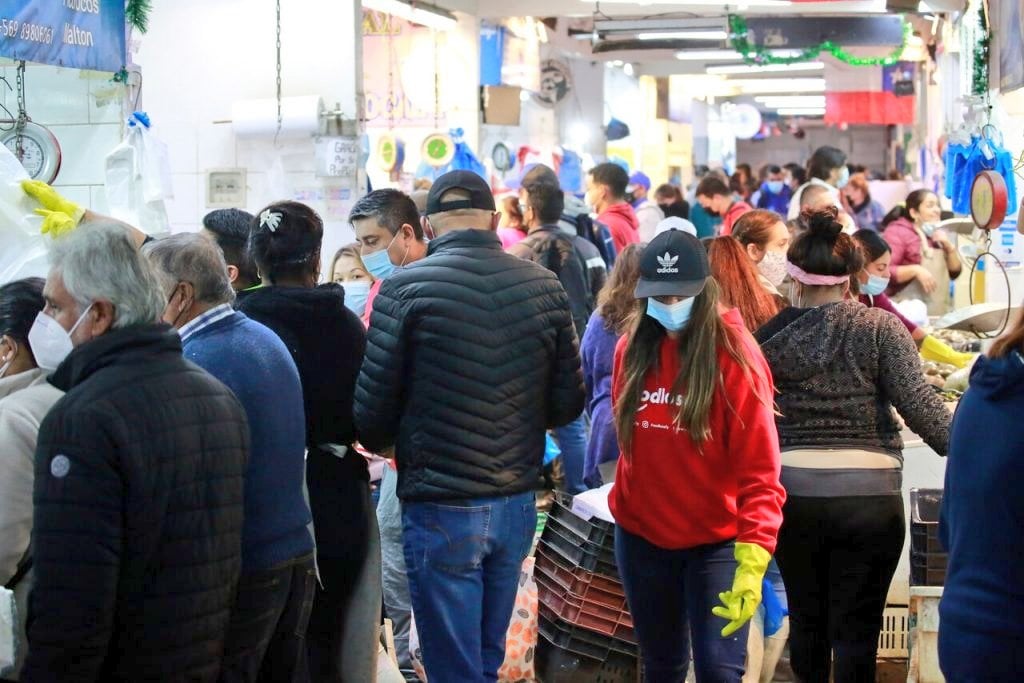 Semana Santa: Se registran largas filas y aglomeraciones en Terminal Pesquero y Mercado Central en plena explosión de casos Covid-19