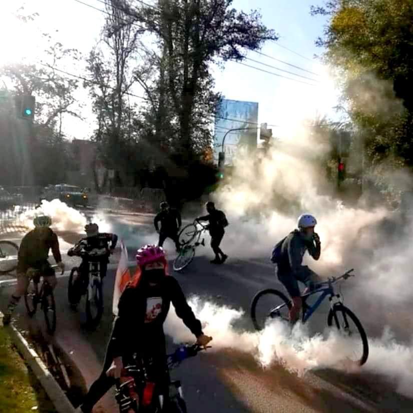 (Video) Ciclistas son atacados con bombas lacrimógenas por Carabineros tras manifestarse pacíficamente frente a la casa de  Piñera