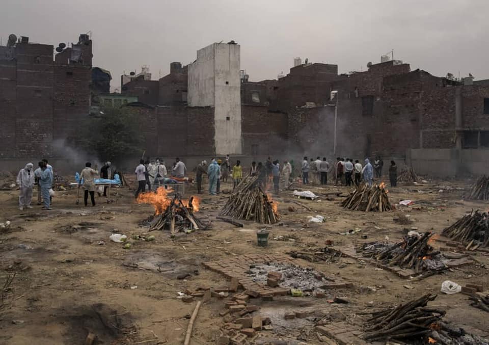 ¡Colapso en India! Crematorios están sobrepasados de muertos por Covid-19 mientras el país sigue rompiendo récord mundial de casos
