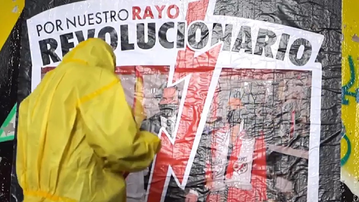 Hinchas del Rayo Vallecano «desinfectan» su estadio en Madrid