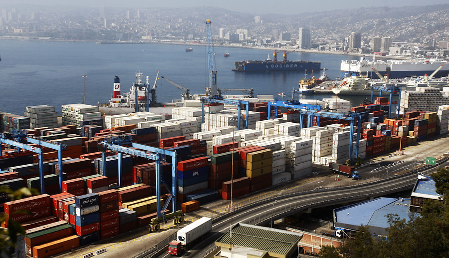 «Que los puertos paguen impuestos, que haya verdaderos derechos laborales para los trabajadores»: Alcaldesa de San Antonio y alcalde de Valparaíso presentaron norma constitucional