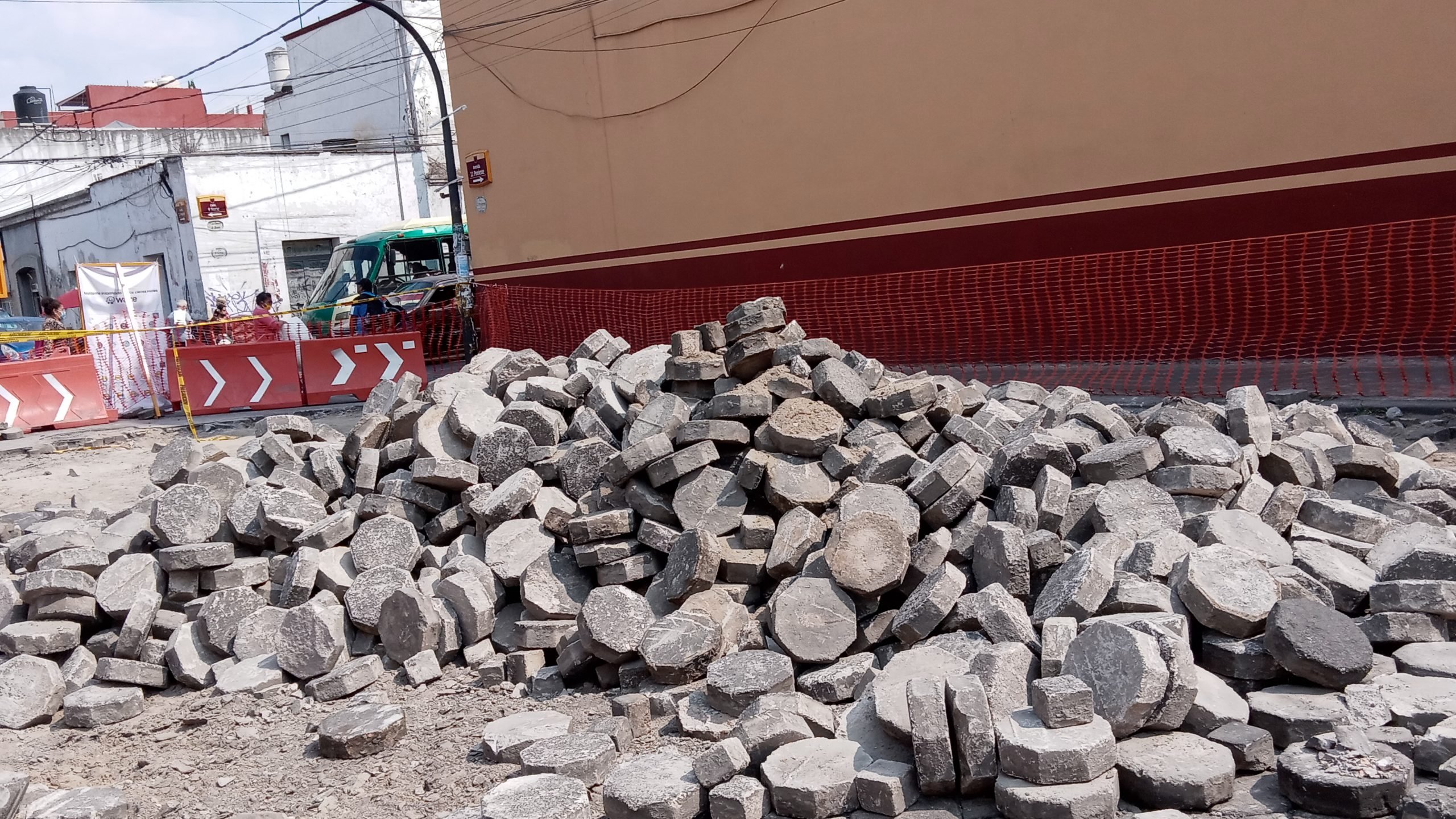 Adoquines apilados en la calle 12 oriente en el centro de Puebla simbolizan la clausura de otra obra del Ayuntamiento.