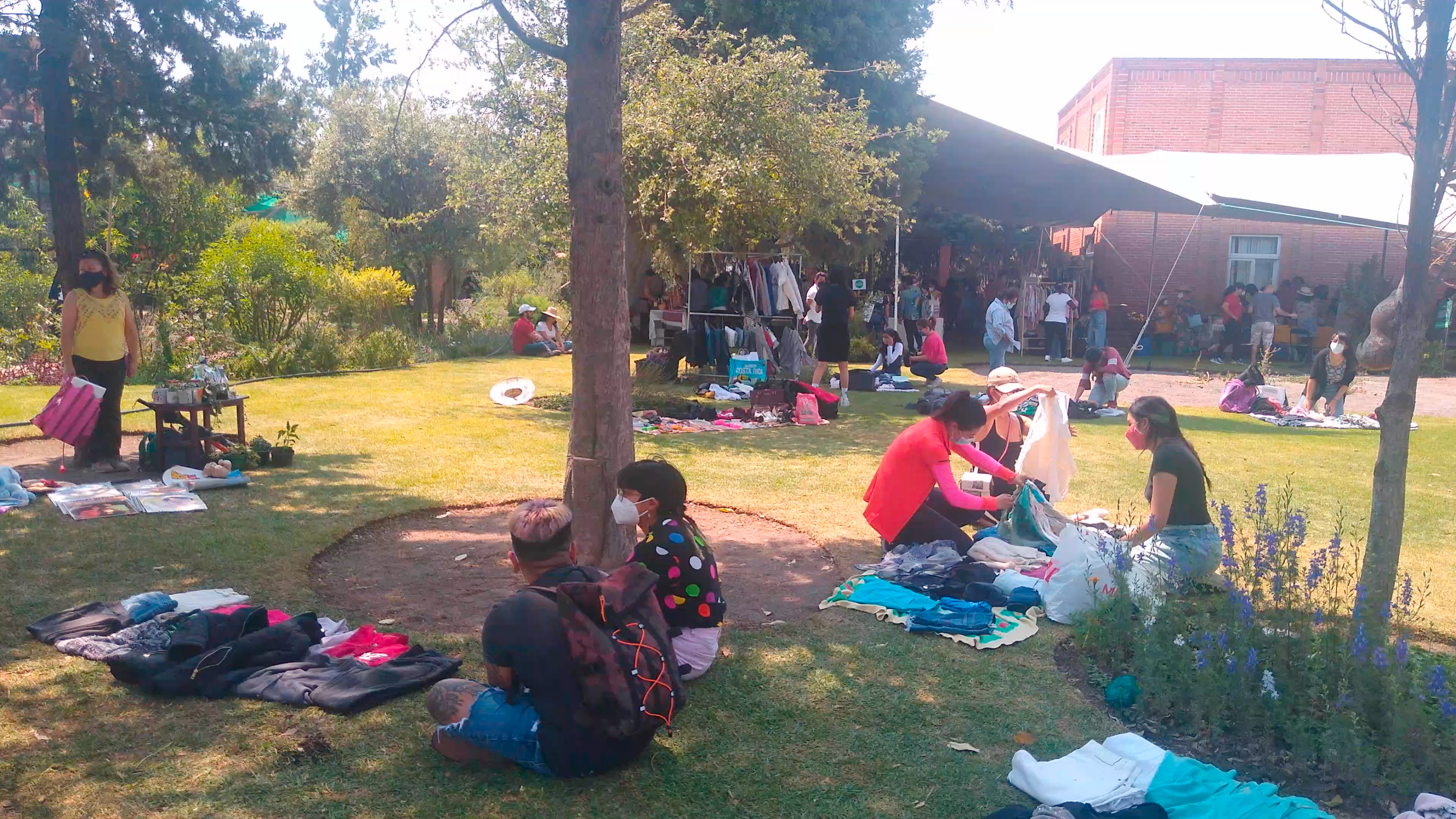 Gente disfrutando del bazar y el trueque de Zona Zero Waste en el Jardín Etnobotánico en Puebla Capital.