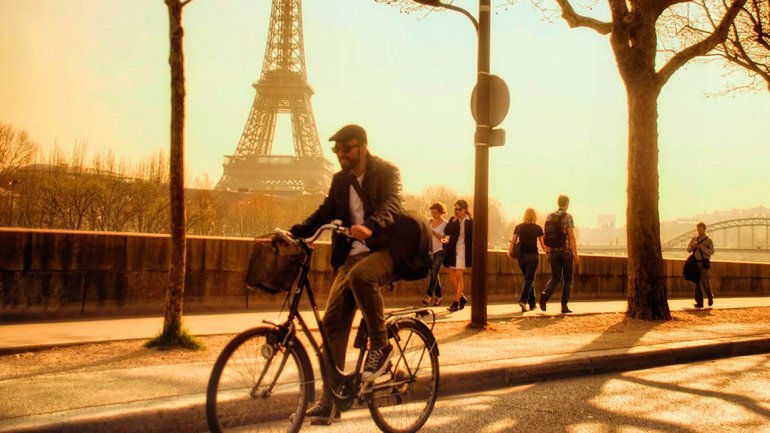 Francia dará primas en euros a quienes reemplacen sus autos por bicicletas